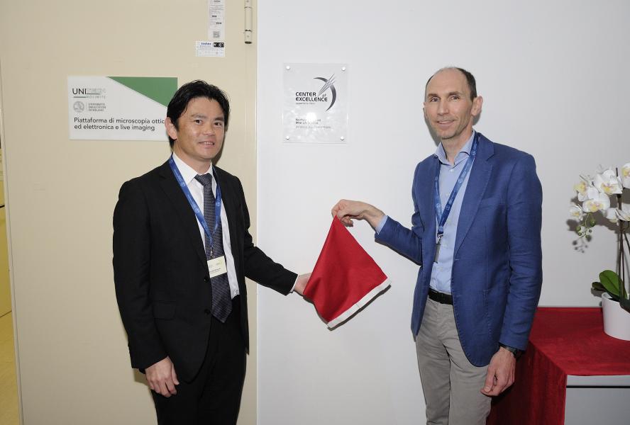 Lo scoprimento della targa con Alex Costa, docente di Fisiologia vegetale e direttore del NOLIMITS Center of Excellence for Plant Biology and Other Life Sciences, e Numako Masayuki, Director and executive VP di Nikon Europe - Credit Livio Mallia  