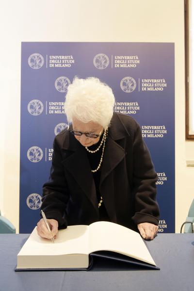 Liliana Segre firma il Libro d'Onore dell'Università Statale di Milano