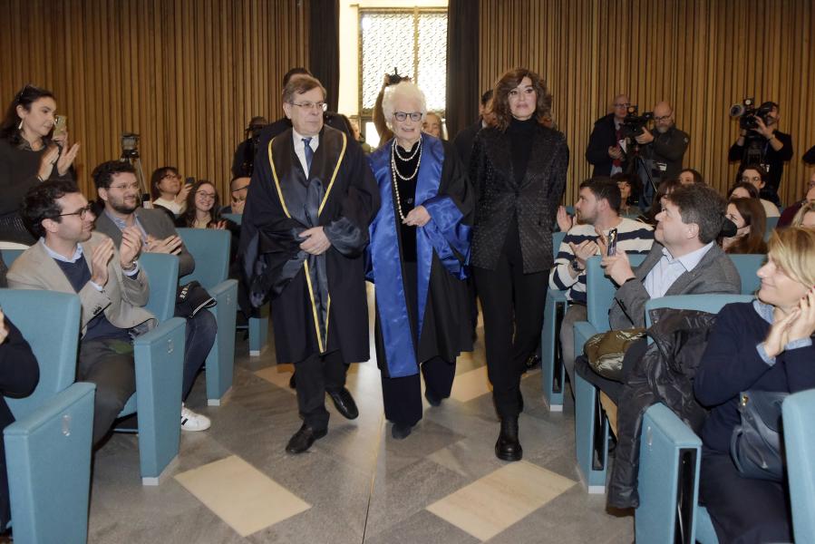 Il rettore Elio Franzini nell'Aula Magna con Liliana Segre e il ministro Anna Maria Bernini