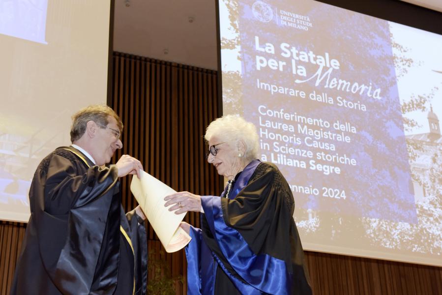 Il rettore Elio Franzini conferisce la laurea magistrale honoris causa in Scienze Storiche a Liliana Segre