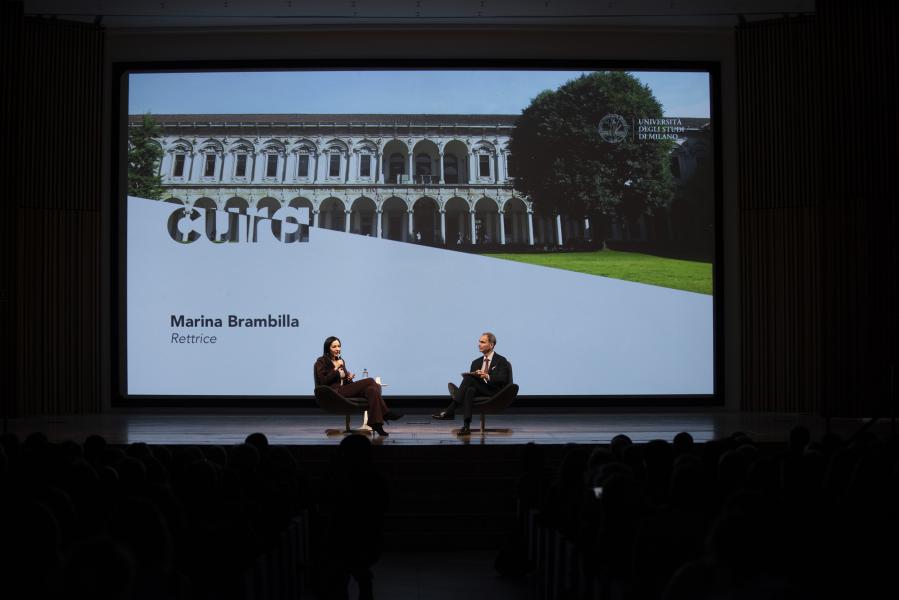 La rettrice Marina Brambilla con il vicedirettore del Corriere della Sera, Venanzio Postiglione
