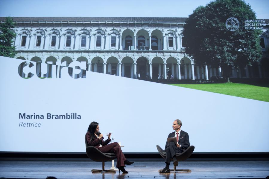 La rettrice Marina Brambilla con il vicedirettore del Corriere della Sera, Venanzio Postiglione