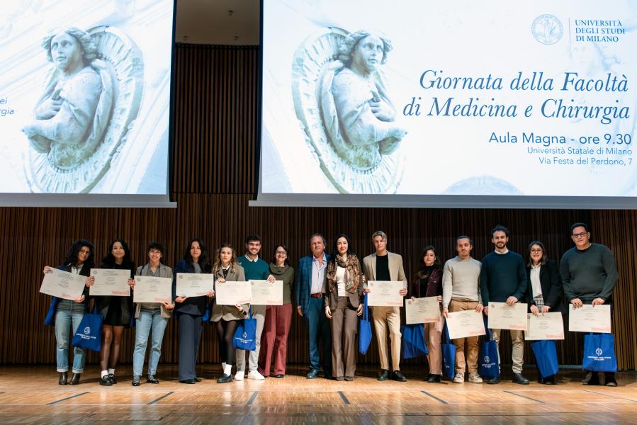Consegna dei diplomi ai neolaureati e neolaureate dei corsi di laurea di Medicina e Chirurgia con la rettrice Marina Brambilla e il presidente Aldo Bruno Giannì.