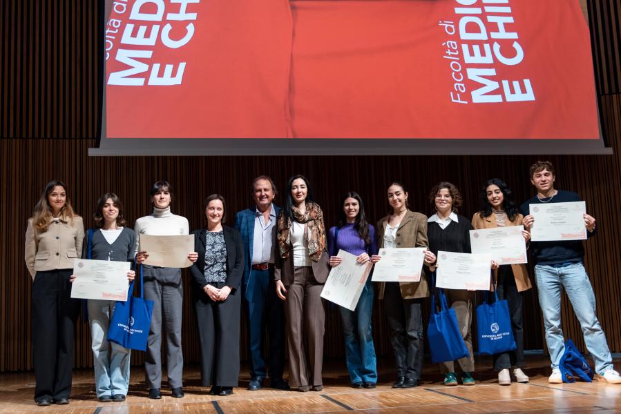 Consegna dei diplomi ai neolaureati e neolaureate dei corsi di laurea di Medicina e Chirurgia con la rettrice Marina Brambilla e il presidente Aldo Bruno Giannì.