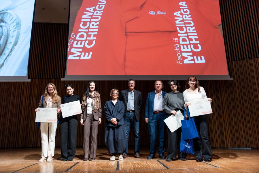 Consegna dei diplomi ai neolaureati e neolaureate dei corsi di laurea di Medicina e Chirurgia con la rettrice Marina Brambilla e il presidente Aldo Bruno Giannì.