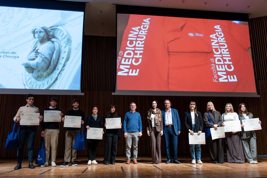 Consegna dei diplomi ai neolaureati e neolaureate dei corsi di laurea di Medicina e Chirurgia con la rettrice Marina Brambilla e il presidente Aldo Bruno Giannì.