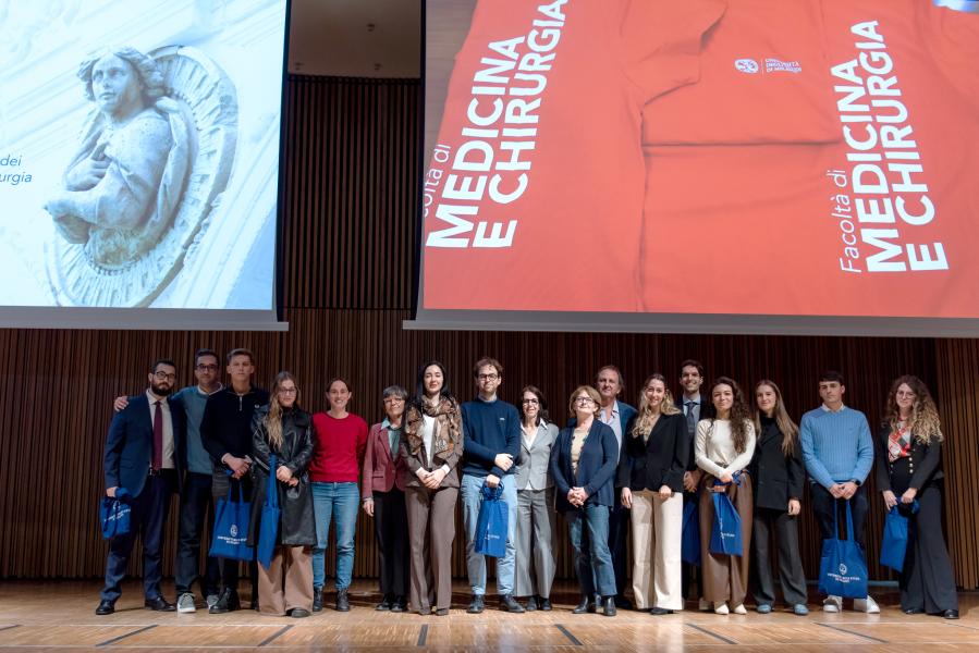 Consegna dei diplomi ai neolaureati e neolaureate dei corsi di laurea di Medicina e Chirurgia con la rettrice Marina Brambilla e il presidente Aldo Bruno Giannì.