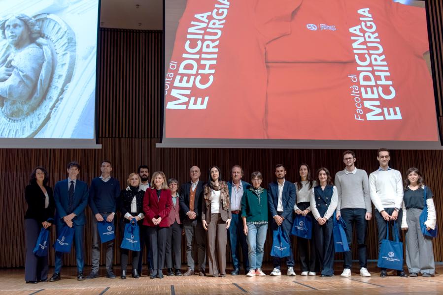 Consegna dei diplomi ai neolaureati e neolaureate dei corsi di laurea di Medicina e Chirurgia con la rettrice Marina Brambilla e il presidente Aldo Bruno Giannì.