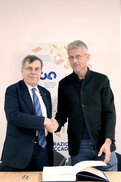 L'architetto Carlo Ratti, autore della visione architettonica del nuovo Campus, firma il Libro d'Onore dell'Università Statale con il rettore Elio Franzini - Foto di Paolo Poce