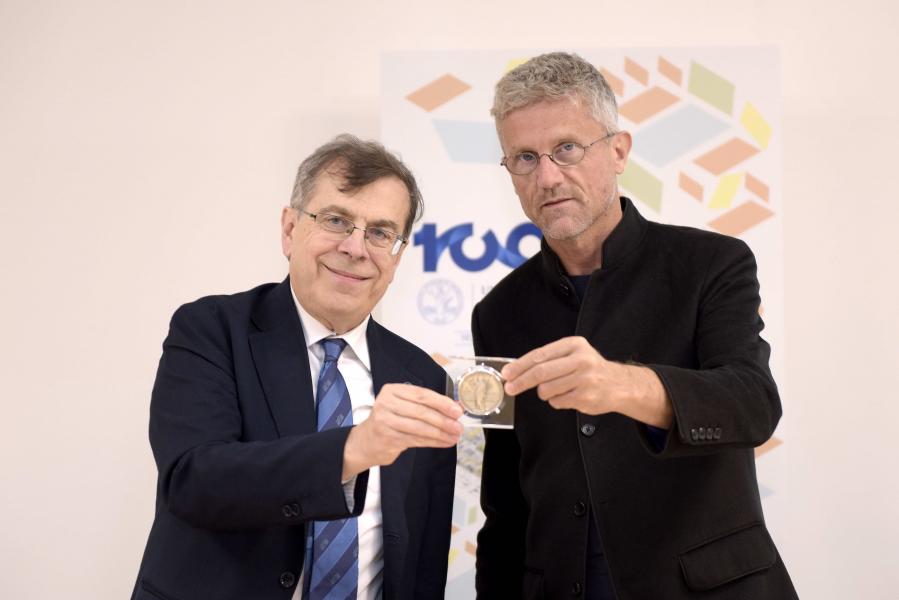 Il rettore Elio Franzini e l'architetto Carlo Ratti con la Medaglia celebrativa dell'Ateneo donata al professor Ratti- Foto di Paolo Poce