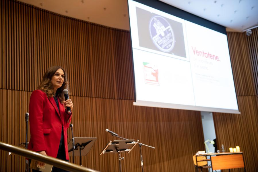 Silvia Romani, delegata ai Rapporti con l'Editoria e al Public Engagement, introduce la lezione-spettacolo "Ventotene. Un manifesto che parla"