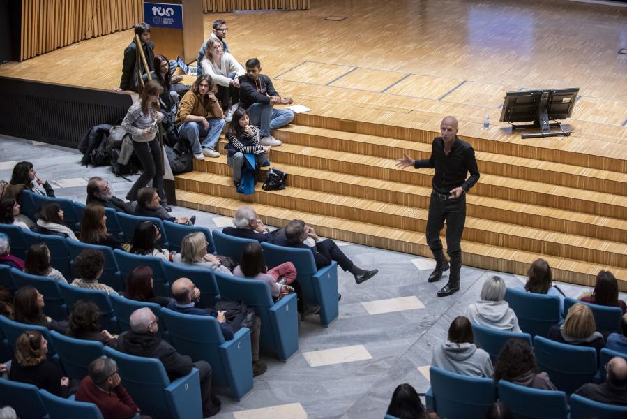 Un momento dell'incontro con il fotografo Jimmy Nelson - Foto di Paolo Poce
