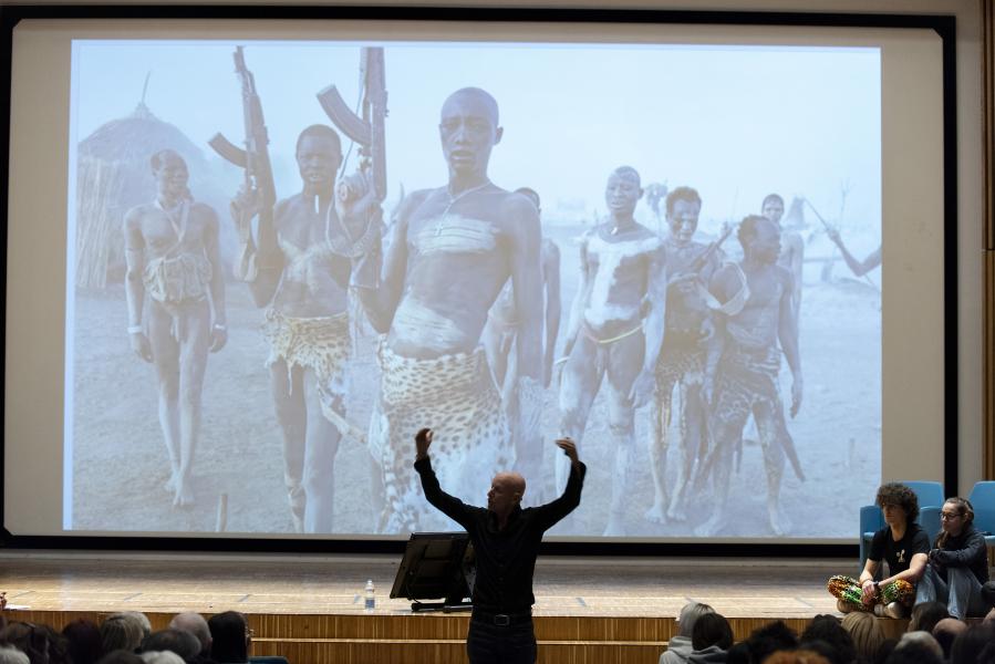 Un momento dell'incontro con il fotografo Jimmy Nelson - Foto di Paolo Poce