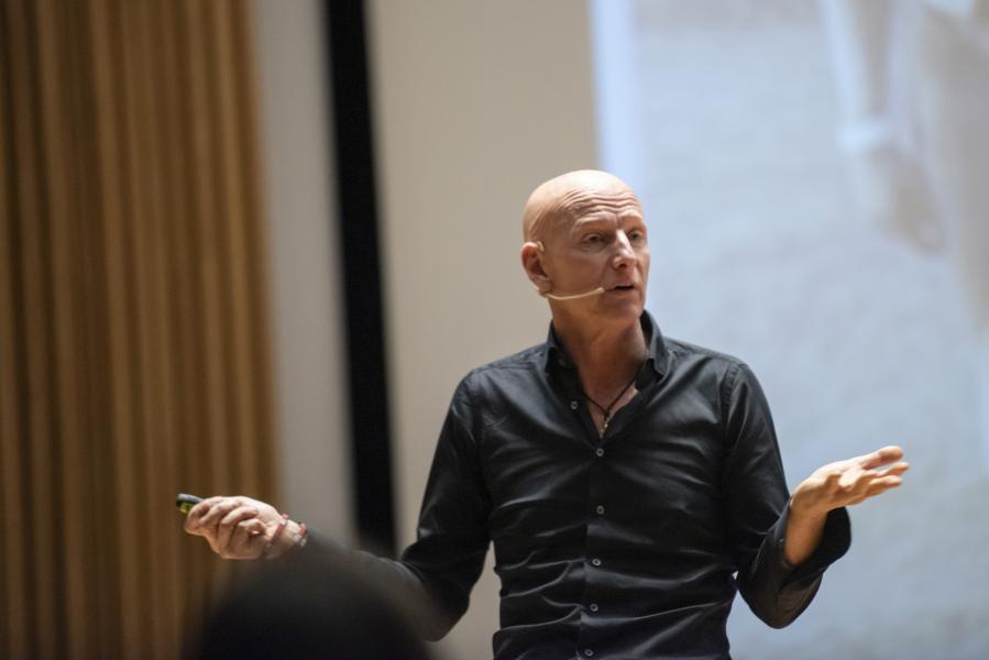 Un momento dell'incontro con il fotografo Jimmy Nelson - Foto di Paolo Poce