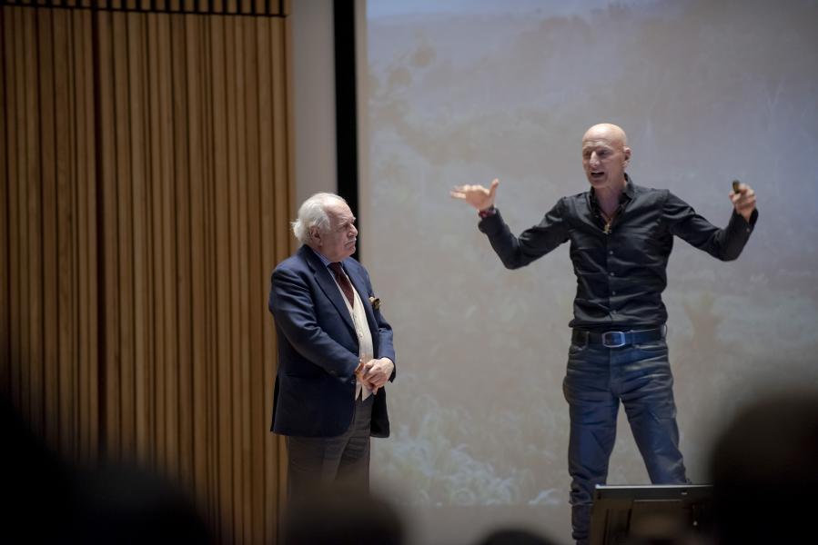 Un momento dell'incontro con il fotografo Jimmy Nelson - Foto di Paolo Poce