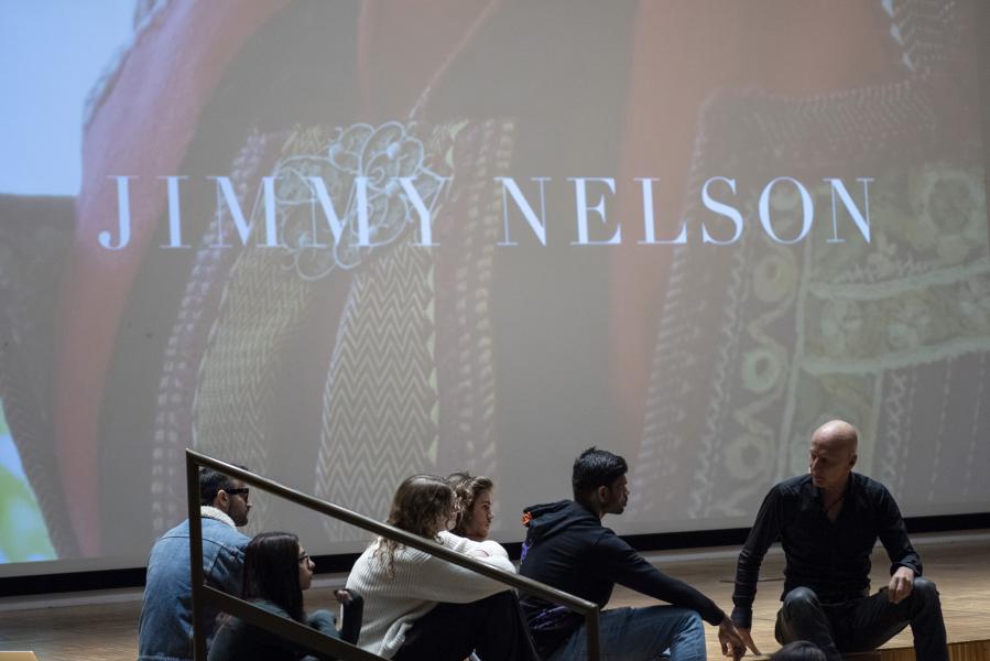 Un momento dell'incontro con il fotografo Jimmy Nelson - Foto di Paolo Poce