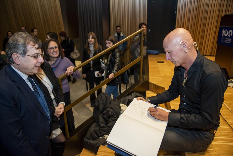 Il fotografo Jimmy Nelson firma il Libro d'Onore della Statale con il rettore Elio Franzini - Foto di Paolo Poce