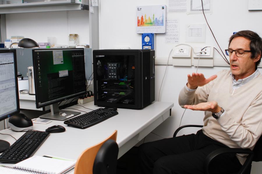 Il professor Bolognesi e il server con 2 unità GPU (Graphic Processing Unit)