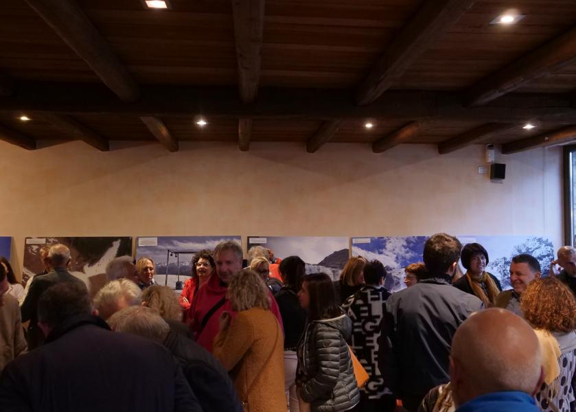 Allestimento delle tredici migliori fotografie in concorso