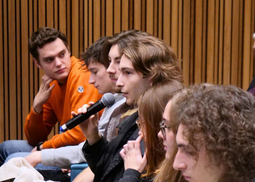 Domanda di uno degli studenti in Aula Magna durante la giornata su “La Transizione ecologica: l’Italia verso il 2030 - Scelte urgenti per un domani vicino, tra sostenibilità e responsabilità” all’Università degli Studi di Milano.