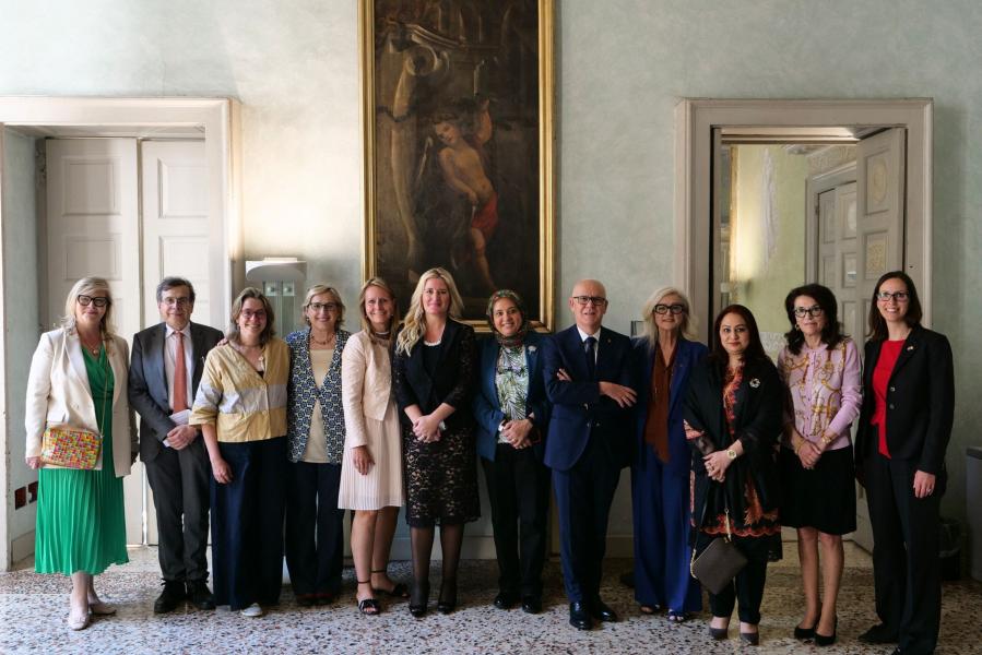 Il rettore Elio Franzini, la vicesindaco di Milano Anna Scavuzzo, la prorettrice Antonella Baldi, Verónica Crego Porley, Console generale dell’Uruguay a Milano, insieme a una rappresentanza di donne consoli presenti all'incontro 