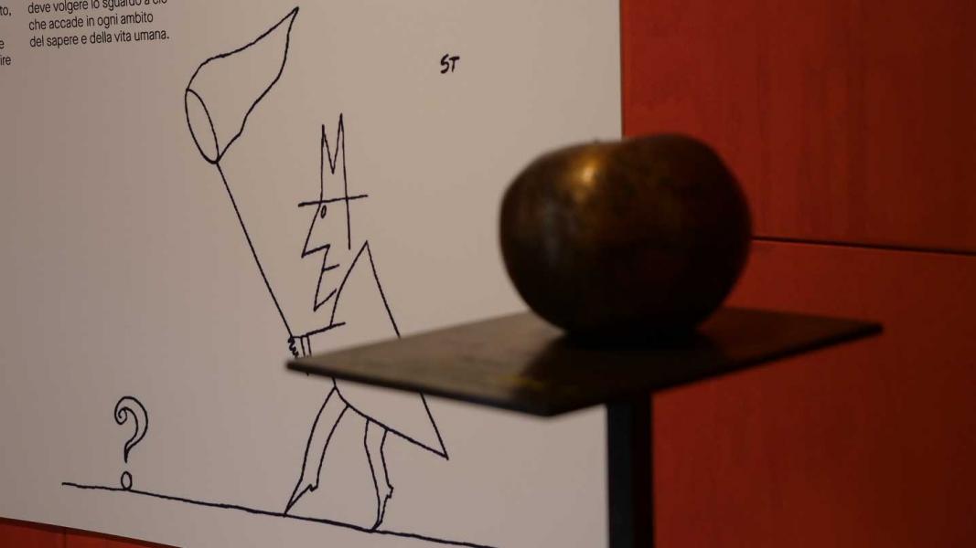 Monumento alla mela dal Centro artistico Alik Cavaliere