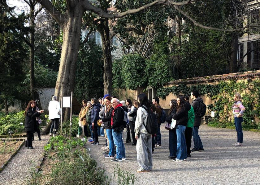 Un momento delle visite all'Orto Botanico di Brera durante Università Svelate