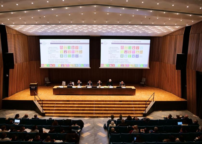 Il tavolo della giornata su “La Transizione ecologica: l’Italia verso il 2030 - Scelte urgenti per un domani vicino, tra sostenibilità e responsabilità” all’Università degli Studi di Milano.