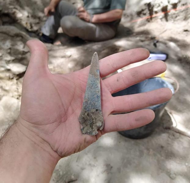 Pugnale di bronzo  rinvenuto sul sito di San Michele di Valestra - Credit Foto: Ministero della Cultura
