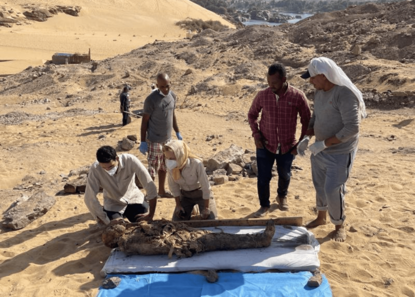 Patrizia Piacentini impegnata sul campo con gli archeologi della missione italo-egiziana (EIMAWA) - Credit foto: Egyptian-Italian Mission at West Aswan (EIMAWA).