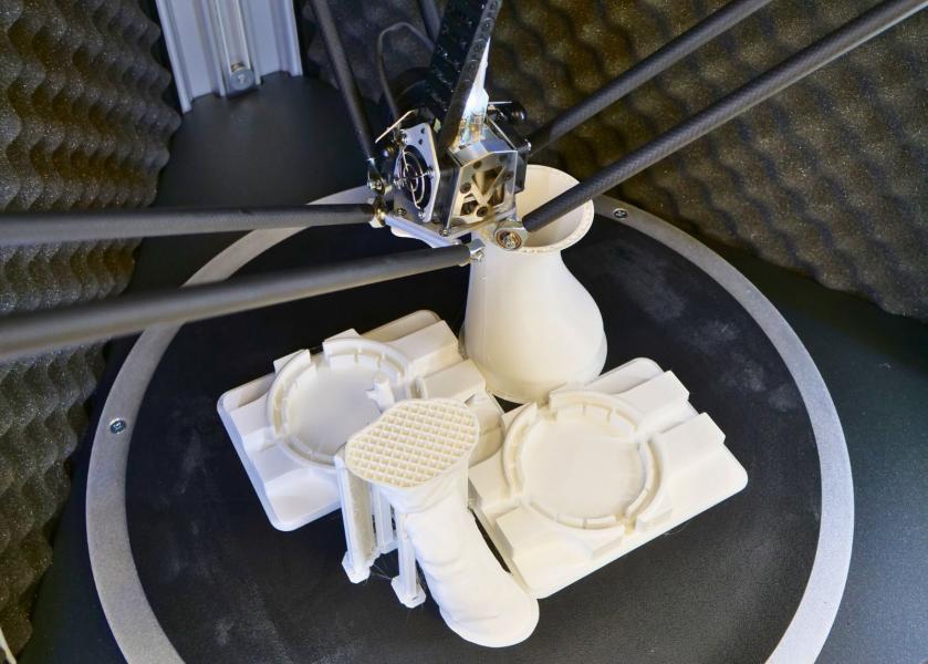 Una stampante 3D all'opera nel laboratorio PRINTMED-3D.