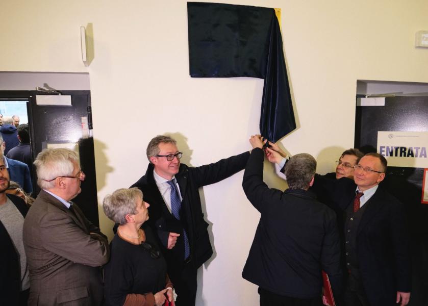 Momento in cui viene mostrata la targa in ricordo di Federico Chabod.