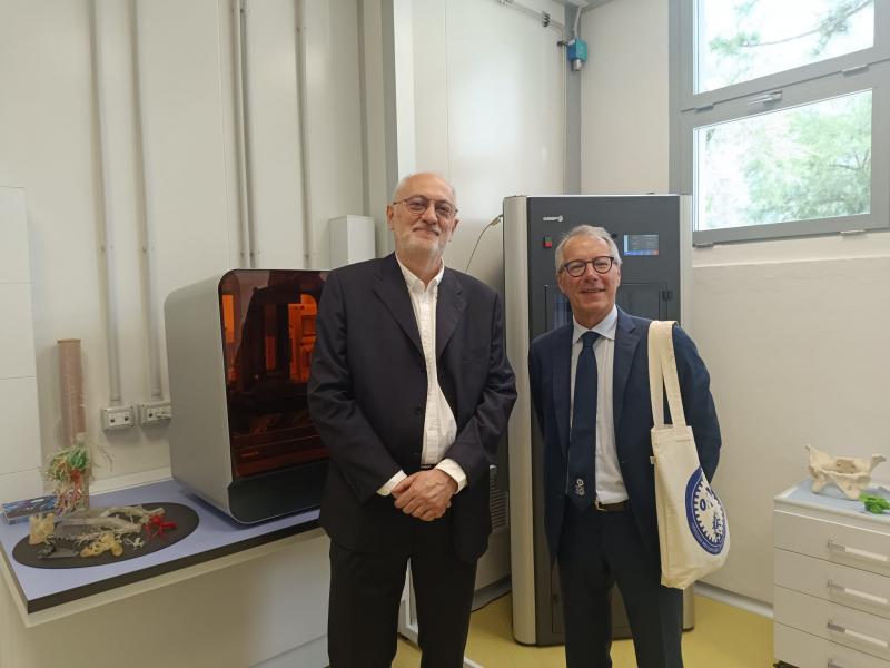 Paolo Milani e GianVincenzo Zuccotti nel laboratorio PRINTMED-3D.